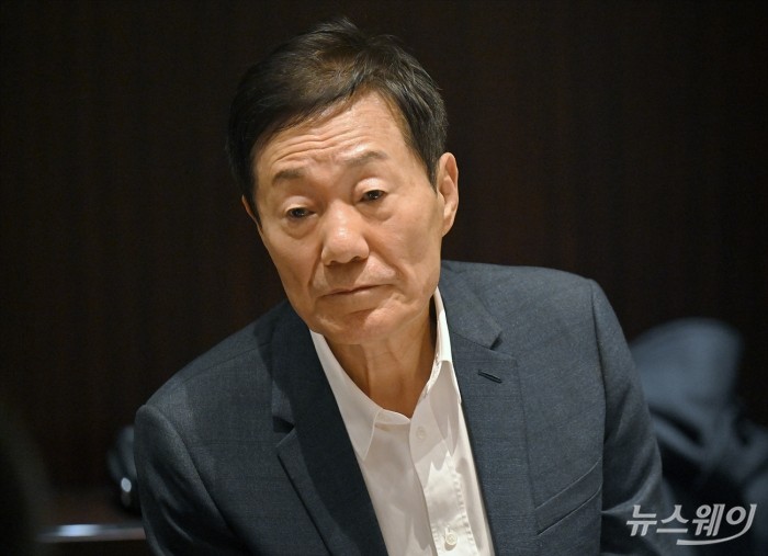 한미약품 대주주 신동국 기타비상무이사(한양정밀 회장)가 24일 오후 서울 용산 한남동 하얏트 호텔에서 최근 벌어진 사내 성추행 가해 임원 비호 논란과 관련해 기자간담회를 갖고 있다. 사진=이수길 기자 Leo2004@newsway.co.kr