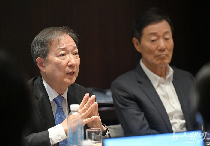 한미약품그룹 대주주 신동국 한양정밀 회장이 24일 오후 서울 용산 한남동 하얏트 호텔에서 최근 벌어진 사내 성추행 가해 임원 비호 논란과 관련해 기자간담회를 갖고 있다. 사진=이수길 기자 Leo2004@newsway.co.kr