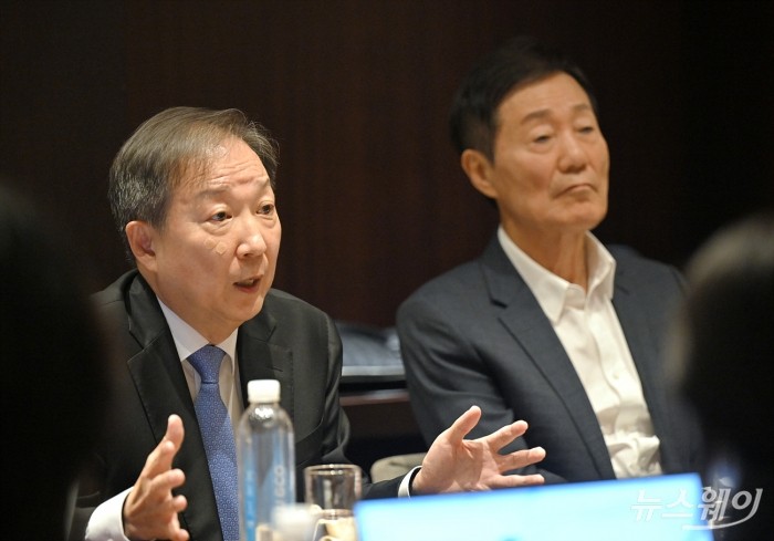 한미약품그룹 대주주 신동국 한양정밀 회장이 24일 오후 서울 용산 한남동 하얏트 호텔에서 최근 벌어진 사내 성추행 가해 임원 비호 논란과 관련해 기자간담회를 갖고 있다. 사진=이수길 기자 Leo2004@newsway.co.kr