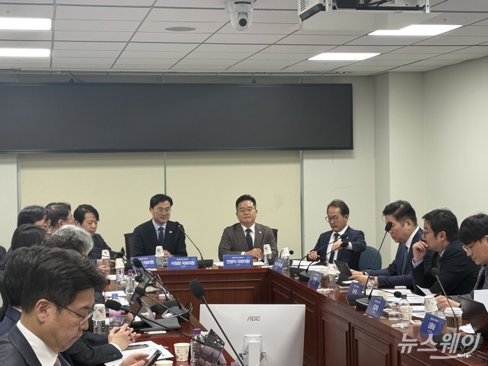 더불어민주당 디지털자산 태스크포스(TF)가 24일 오후 3시 국회의원회관제4간담회실에서 자문위원단과 회의를 하고 있다. 사진=한종욱 기자.