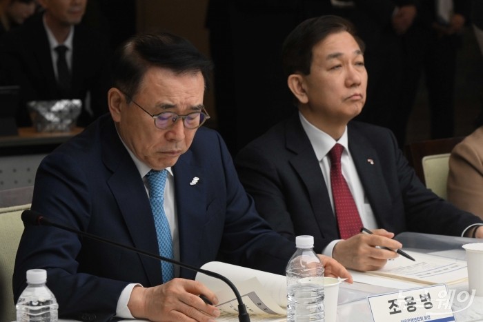 (왼쪽)조용병 은행연합회장과 황성엽 금융투자협회장이 25일 오전 서울 중구 대한상공회의소에서 열린 제4차 생산적금융 대전환 회의에 참석해 이억원 금융위원장의 모두발언을 경청하고 있다. 사진=강민석 기자 kms@newsway.co.kr