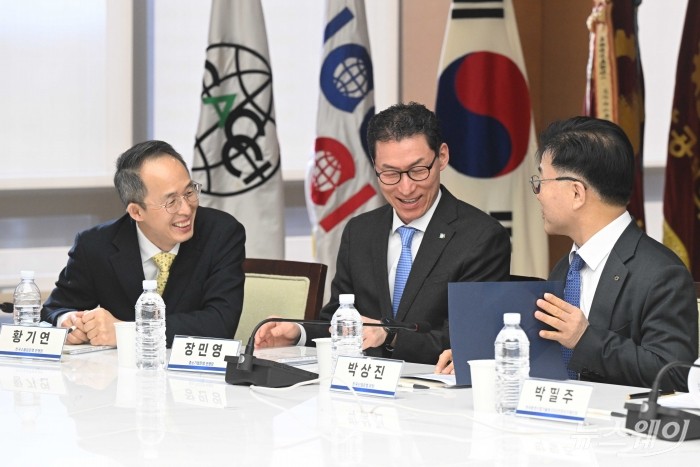 (왼쪽부터)황기연 수출입은행장, 장민영 중소기업은행장, 박상진 한국산업은행 회장이 25일 오전 서울 중구 대한상공회의소에서 열린 제4차 생산적금융 대전환 회의에 참석해 대화하며 미소를 짓고 있다. 사진=강민석 기자 kms@newsway.co.kr
