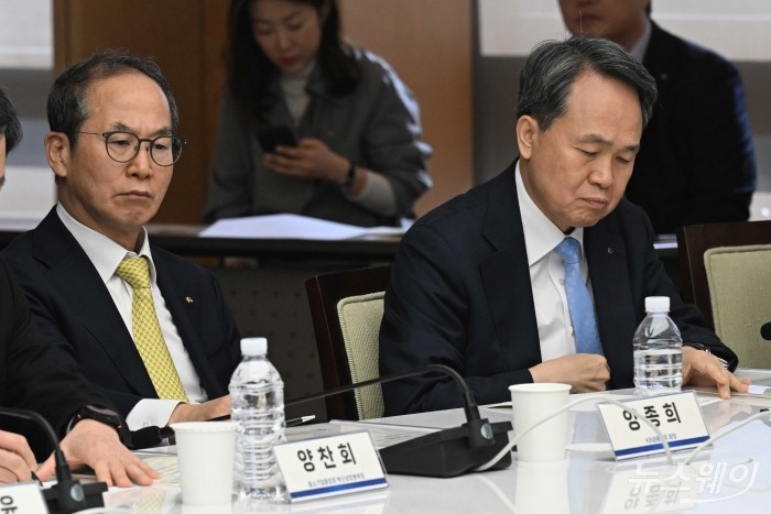 (왼쪽)양종희 KB금융지주 회장과 진옥동 신한금융그룹 회장이 25일 오전 서울 중구 대한상공회의소에서 열린 제4차 생산적금융 대전환 회의에 참석해 이억원 금융위원장의 모두발언을 경청하고 있다. 사진=강민석 기자 kms@newsway.co.kr