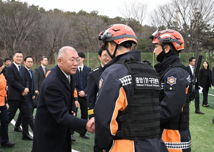 현대차그룹 정의선 회장이 기증 행사에 참석한 소방관들을 격려하고 있는 모습. 사진=현대차그룹 제공