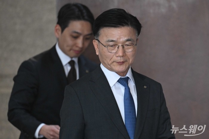 박상진 한국산업은행 회장이 25일 오후 서울 여의도 한국산업은행 본점에서 열린 기자간담회에서 모두발언을 하기 위해 회견장으로 들어서고 있다. 사진=강민석 기자 kms@newsway.co.kr