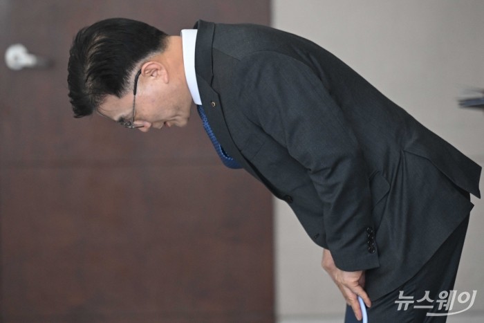 박상진 한국산업은행 회장이 25일 오후 서울 여의도 한국산업은행 본점에서 열린 기자간담회에서 모두발언을 하기 앞서 허리 숙여 인사를 하고 있다. 사진=강민석 기자 kms@newsway.co.kr