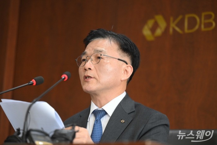 박상진 한국산업은행 회장이 25일 오후 서울 여의도 한국산업은행 본점에서 열린 기자간담회에서 모두발언을 하고 있다. 사진=강민석 기자 kms@newsway.co.kr