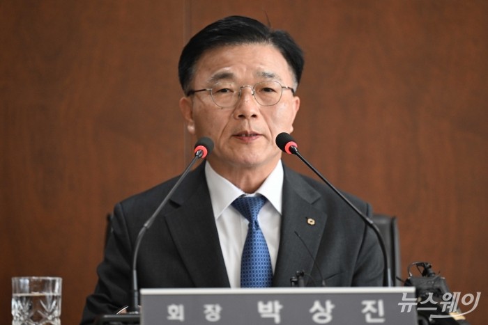 박상진 한국산업은행 회장이 25일 오후 서울 여의도 한국산업은행 본점에서 열린 기자간담회에서 모두발언을 하고 있다. 사진=강민석 기자 kms@newsway.co.kr