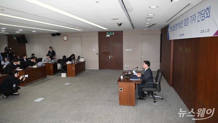 박상진 한국산업은행 회장이 25일 오후 서울 여의도 한국산업은행 본점에서 열린 기자간담회에서 모두발언을 하고 있다. 사진=강민석 기자 kms@newsway.co.kr