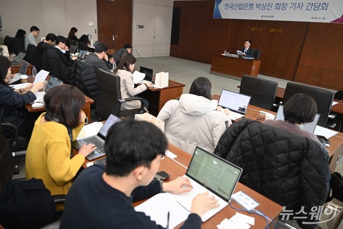 박상진 한국산업은행 회장이 25일 오후 서울 여의도 한국산업은행 본점에서 열린 기자간담회에서 모두발언을 하고 있다. 사진=강민석 기자 kms@newsway.co.kr