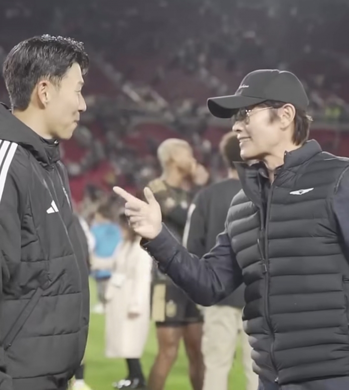 지난 22일(현지시간) 손흥민 선수와 이병헌 배우가 미국 로스앤젤레스 메모리얼 콜리세움에서 인사하고 있다. 사진=MLS 인스타그램