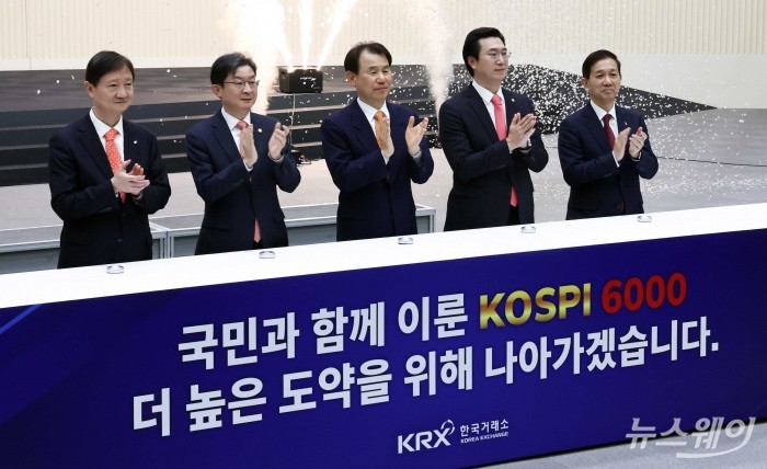 이억원 금융위원장과 정은보 한국거래소 이사장을 비롯한 참석자들이 25일 오후 서울 여의도 한국거래소에서 열린 사상 최초 코스피 6000p 돌파 기념식에서 기념촬영을 하고 있다. (왼쪽부터)이찬진 금융감독원장, 이 금융위원장, 정 거래소 이사장, 국회 정무위원회 소속 강민국 국민의힘 의원, 황성엽 금융투자협회장. 사진=강민석 기자 kms@newsway.co.kr
