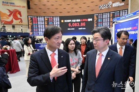 '사상 최초 코스피 6000p 돌파' 대화 나누는 이억원·이찬진