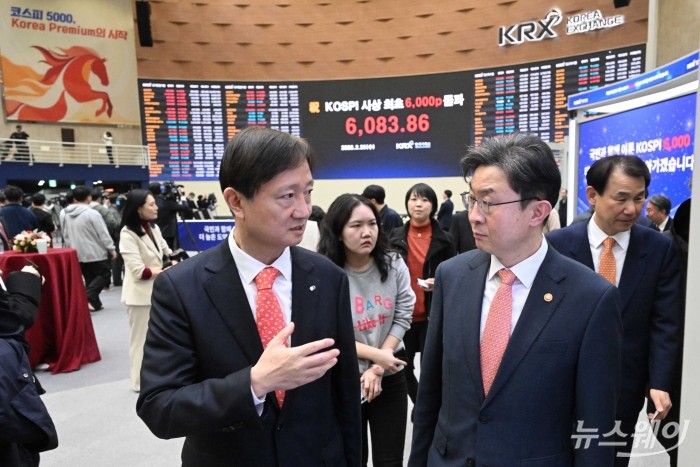 (오른쪽)이억원 금융위원장과 이찬진 금융감독원장이 25일 오후 서울 여의도 한국거래소에서 열린 사상 최초 코스피 6000p 돌파 기념식을 마친 뒤 장을 나서며 대화하고 있다. 사진=강민석 기자 kms@newsway.co.kr