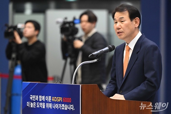 정은보 한국거래소 이사장이 25일 오후 서울 여의도 한국거래소에서 열린 사상 최초 코스피 6000p 돌파 기념식에서 환영사를 하고 있다. 사진=강민석 기자 kms@newsway.co.kr