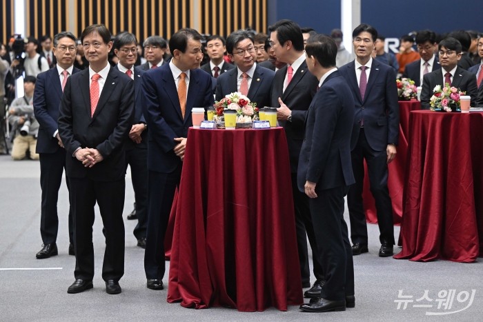 이억원 금융위원장과 정은보 한국거래소 이사장을 비롯한 참석자들이 25일 오후 서울 여의도 한국거래소에서 열린 사상 최초 코스피 6000p 돌파 기념식에 참석해 대화하고 있다. (왼쪽부터)이찬진 금감원장, 정 한국거래소 이사장, 이 금융위원장, 국회 정무위원회 소속 강민국 국민의힘 의원, 황성엽 금융투자협회장. 사진=강민석 기자 kms@newsway.co.kr