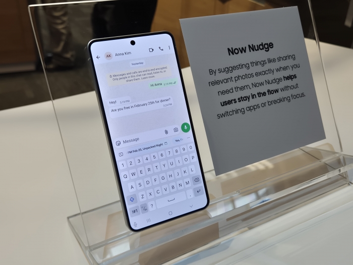 25일 저녁 식사 가능 여부를 묻는 수신 문자에, '나우넛지' 기능이 키보드 상단에서 사용자의 25일 선약 일정을 즉시 확인해 보여주고 있다. 사진=고지혜 기자