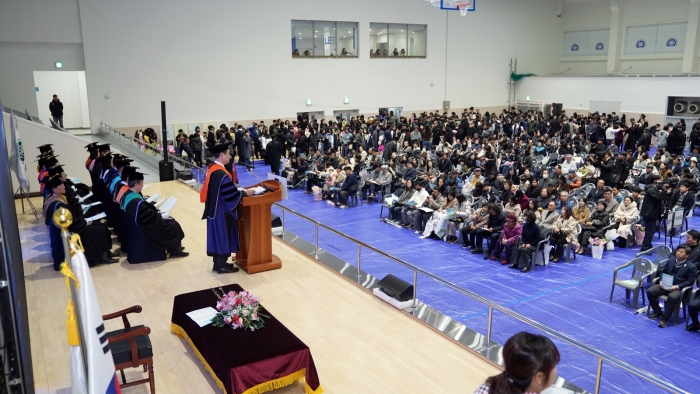 국립목포대학교가 24일 교내 체육관 강당에서 '2025학년도 전기 학위수여식'을 개최하고 있다.