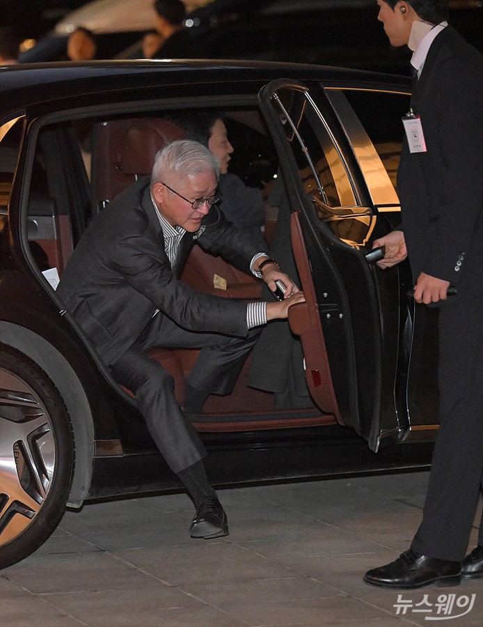 서경배 아모레퍼시픽그룹 회장과 부인 신윤경씨가 25일 오후 서울 서초구 예술의전당 콘서트홀에서 열린 '아산 정주영 서거 25주기 추모 음악회: 이어지는 울림'에 참석하기위해 차에서 내려 이동하고 있다. 사진=이수길 기자 Leo2004@newsway.co.kr