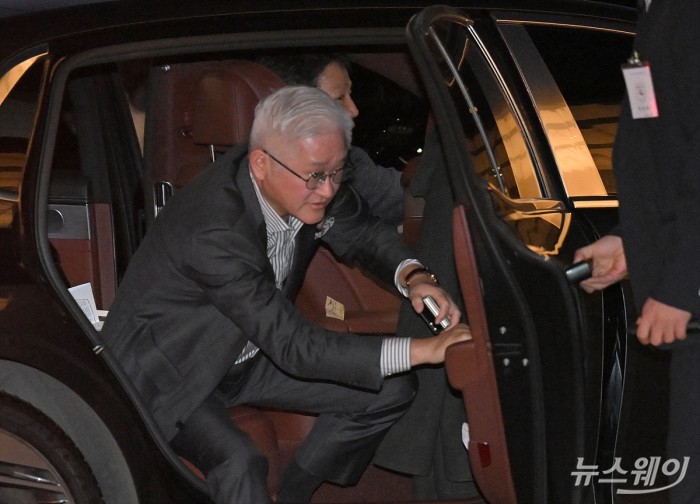 서경배 아모레퍼시픽그룹 회장과 부인 신윤경씨가 25일 오후 서울 서초구 예술의전당 콘서트홀에서 열린 '아산 정주영 서거 25주기 추모 음악회: 이어지는 울림'에 참석하기위해 차에서 내려 이동하고 있다. 사진=이수길 기자 Leo2004@newsway.co.kr