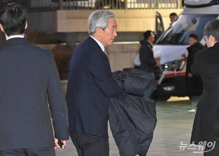 정몽준 아산재단 이사장이 25일 오후 서울 서초구 예술의전당 콘서트홀에서 열린 '아산 정주영 서거 25주기 추모 음악회: 이어지는 울림'에 참석하기 위해 차에서 내려 이동하고 있다. 사진=이수길 기자 Leo2004@newsway.co.kr