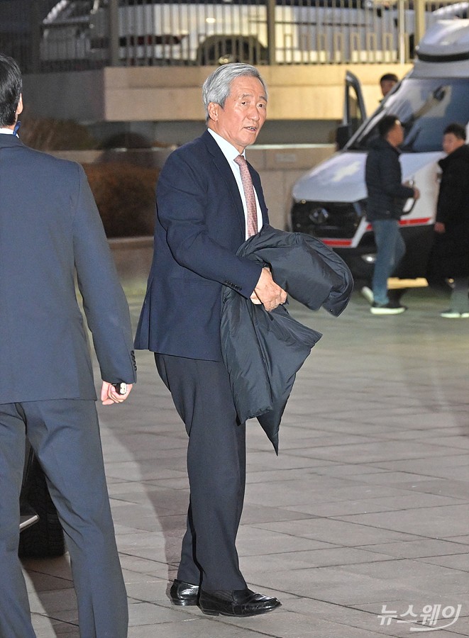 정몽준 아산재단 이사장이 25일 오후 서울 서초구 예술의전당 콘서트홀에서 열린 '아산 정주영 서거 25주기 추모 음악회: 이어지는 울림'에 참석하기 위해 차에서 내려 이동하고 있다. 사진=이수길 기자 Leo2004@newsway.co.kr