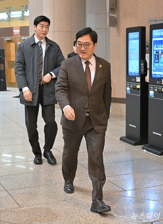 우원식 국회의장이 25일 오후 서울 서초구 예술의전당 콘서트홀에서 열린 '아산 정주영 서거 25주기 추모 음악회: 이어지는 울림'에 참석하기 위해 이동하고 있다. 사진=이수길 기자 Leo2004@newsway.co.kr