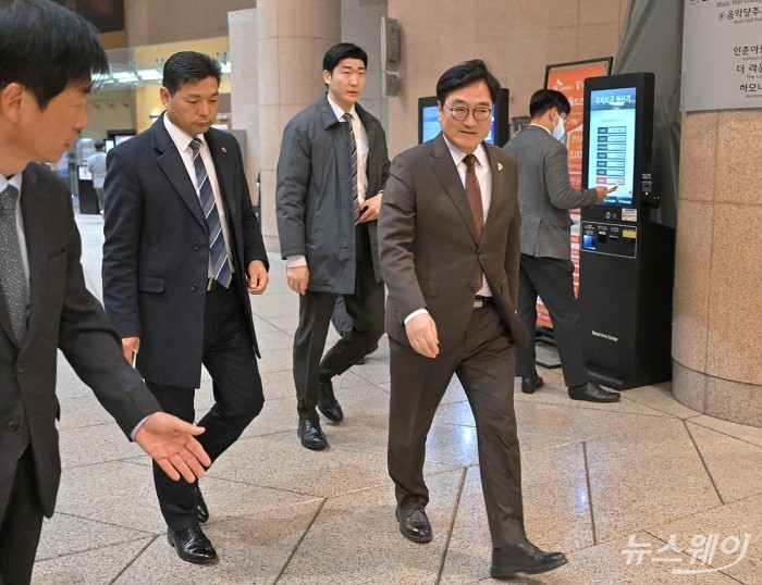 우원식 국회의장이 25일 오후 서울 서초구 예술의전당 콘서트홀에서 열린 '아산 정주영 서거 25주기 추모 음악회: 이어지는 울림'에 참석하기 위해 이동하고 있다. 사진=이수길 기자 Leo2004@newsway.co.kr