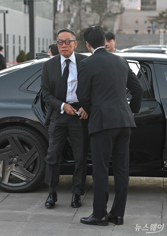 정태영 현대카드 부회장과 정명이 현대커머셜 사장이 25일 오후 서울 서초구 예술의전당 콘서트홀에서 열린 '아산 정주영 서거 25주기 추모 음악회: 이어지는 울림'에 참석하기 위해 차에서 내려 이동하고 있다. 사진=이수길 기자 Leo2004@newsway.co.kr