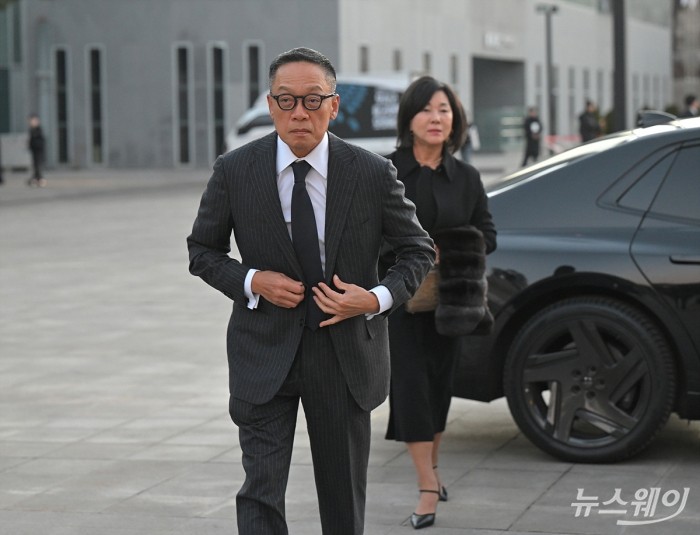 정태영 현대카드 부회장과 정명이 현대커머셜 사장이 25일 오후 서울 서초구 예술의전당 콘서트홀에서 열린 '아산 정주영 서거 25주기 추모 음악회: 이어지는 울림'에 참석하기 위해 차에서 내려 이동하고 있다. 사진=이수길 기자 Leo2004@newsway.co.kr