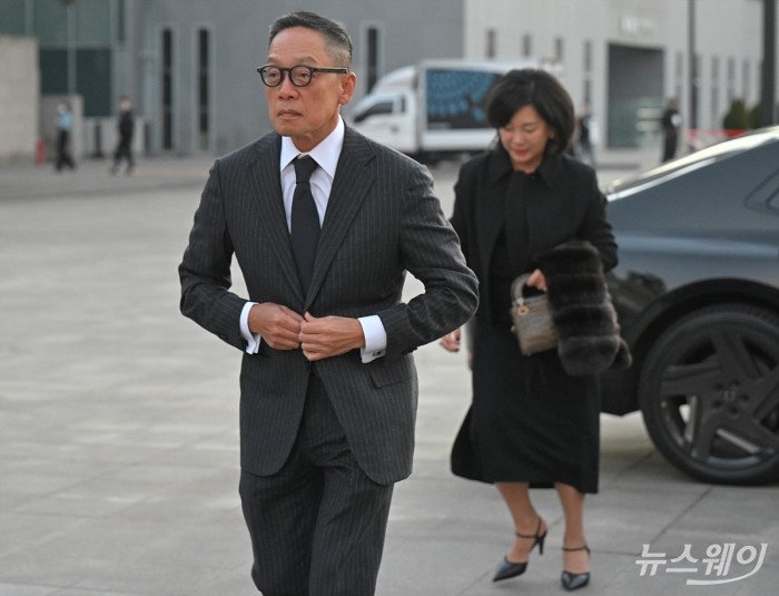 정태영 현대카드 부회장과 정명이 현대커머셜 사장이 25일 오후 서울 서초구 예술의전당 콘서트홀에서 열린 '아산 정주영 서거 25주기 추모 음악회: 이어지는 울림'에 참석하기 위해 차에서 내려 이동하고 있다. 사진=이수길 기자 Leo2004@newsway.co.kr