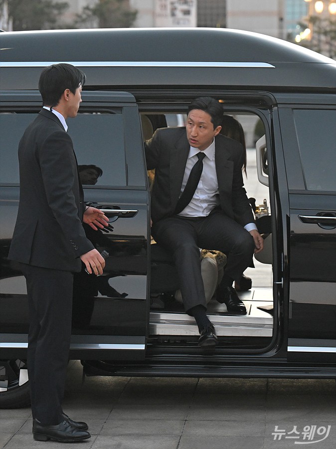 정기선 hd현대그룹 회장과 부인 정현선 씨가 25일 오후 서울 서초구 예술의전당 콘서트홀에서 열린 '아산 정주영 서거 25주기 추모 음악회: 이어지는 울림'에 참석하기 위해 차에서 내려 이동하고 있다. 사진=이수길 기자 Leo2004@newsway.co.kr