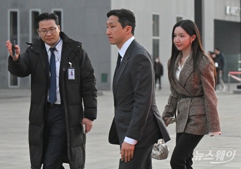 조부 아산 정주영 회장 추모 음악회  참석한 정기선 hd현대 회장 부부