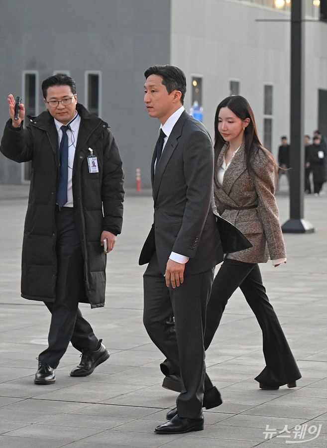 정기선 hd현대그룹 회장과 부인 정현선 씨가 25일 오후 서울 서초구 예술의전당 콘서트홀에서 열린 '아산 정주영 서거 25주기 추모 음악회: 이어지는 울림'에 참석하기 위해 차에서 내려 이동하고 있다. 사진=이수길 기자 Leo2004@newsway.co.kr