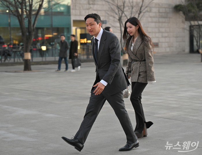 정기선 hd현대그룹 회장과 부인 정현선 씨가 25일 오후 서울 서초구 예술의전당 콘서트홀에서 열린 '아산 정주영 서거 25주기 추모 음악회: 이어지는 울림'에 참석하기 위해 차에서 내려 이동하고 있다. 사진=이수길 기자 Leo2004@newsway.co.kr