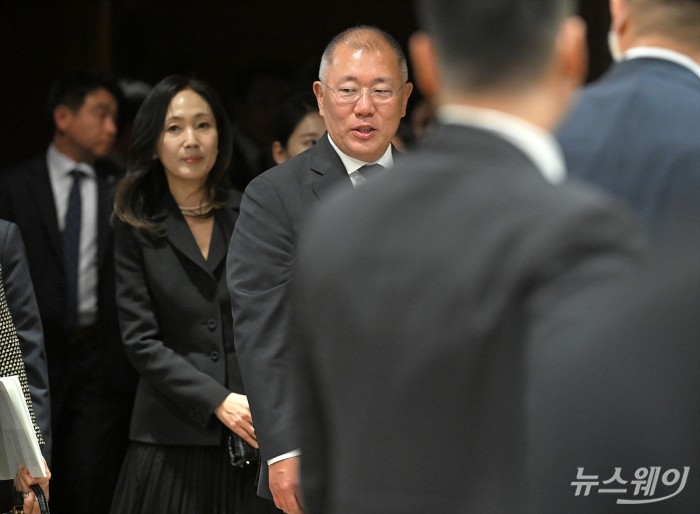 정의선 현대자동차그룹회장이 25일 오후 서울 서초구 예술의전당 콘서트홀에서 열린 '아산 정주영 서거 25주기 추모 음악회: 이어지는 울림'중간 휴식 시간에 나와 이동하고 있다. 사진=이수길 기자 Leo2004@newsway.co.kr