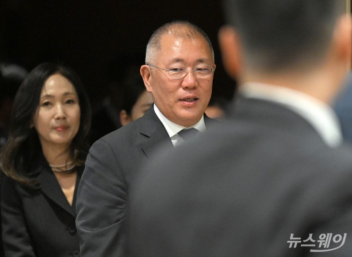 정의선 현대자동차그룹회장이 25일 오후 서울 서초구 예술의전당 콘서트홀에서 열린 '아산 정주영 서거 25주기 추모 음악회: 이어지는 울림'중간 휴식 시간에 나와 이동하고 있다. 사진=이수길 기자 Leo2004@newsway.co.kr