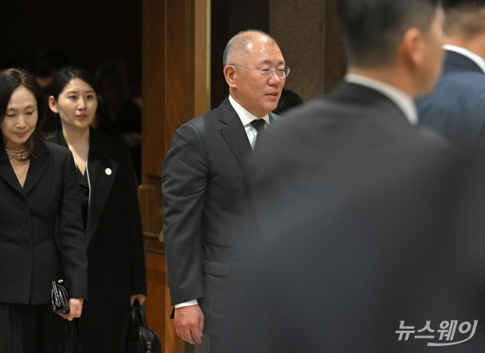 정의선 현대자동차그룹회장이 25일 오후 서울 서초구 예술의전당 콘서트홀에서 열린 '아산 정주영 서거 25주기 추모 음악회: 이어지는 울림'중간 휴식 시간에 나와 이동하고 있다. 사진=이수길 기자 Leo2004@newsway.co.kr