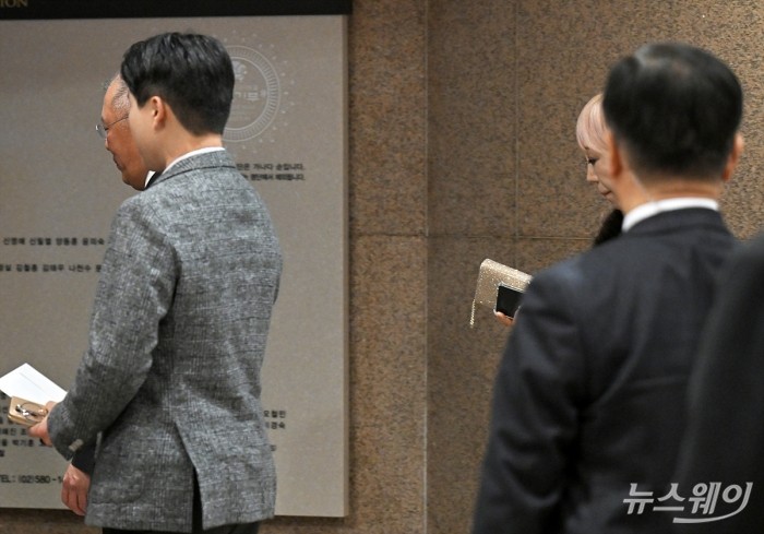 정의선 현대자동차그룹 회장과 소프라노 조수미가 25일 오후 서울 서초구 예술의전당 콘서트홀에서 열린 '아산 정주영 서거 25주기 추모 음악회: 이어지는 울림'중간 휴식 시간을 마치고 공연장으로 들어서고 있다. 사진=이수길 기자 Leo2004@newsway.co.kr