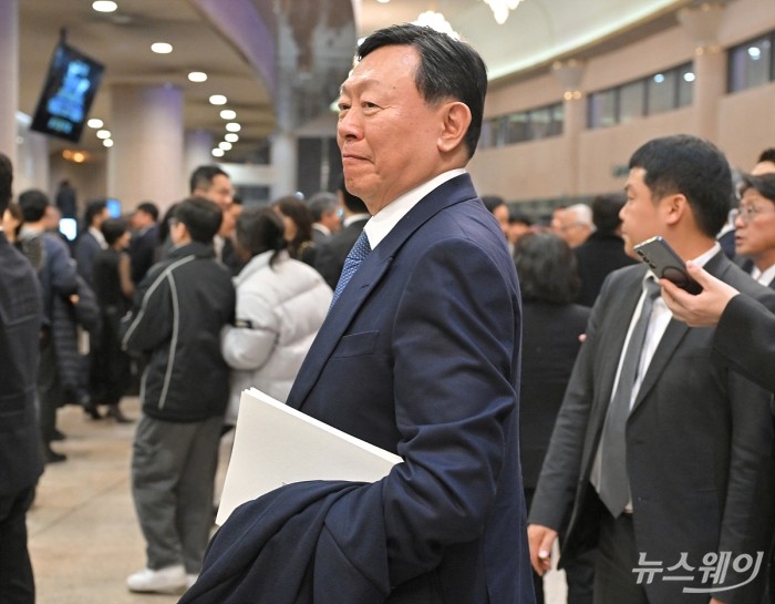 신동빈 롯데그룹 회장이 25일 오후 서울 서초구 예술의전당 콘서트홀에서 열린 '아산 정주영 서거 25주기 추모 음악회: 이어지는 울림'중간 휴식 시간에 나와 이동하고 있다. 사진=이수길 기자 Leo2004@newsway.co.kr