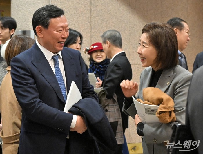 신동빈 롯데그룹 회장과 나경원 국민의힘 의원이 25일 오후 서울 서초구 예술의전당 콘서트홀에서 열린 '아산 정주영 서거 25주기 추모 음악회: 이어지는 울림'중간 휴식 시간에 대화하고 있다. 사진=이수길 기자 Leo2004@newsway.co.kr