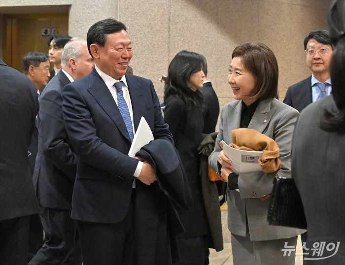 신동빈 롯데그룹 회장과 나경원 국민의힘 의원이 25일 오후 서울 서초구 예술의전당 콘서트홀에서 열린 '아산 정주영 서거 25주기 추모 음악회: 이어지는 울림'중간 휴식 시간에 대화하고 있다. 사진=이수길 기자 Leo2004@newsway.co.kr