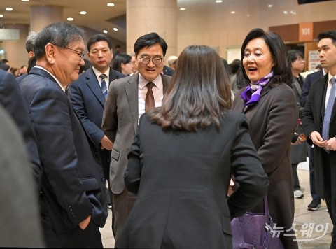음악회 참석해 대화하는 우원식 국회의장과 김태년 의원-박영선 전 장관