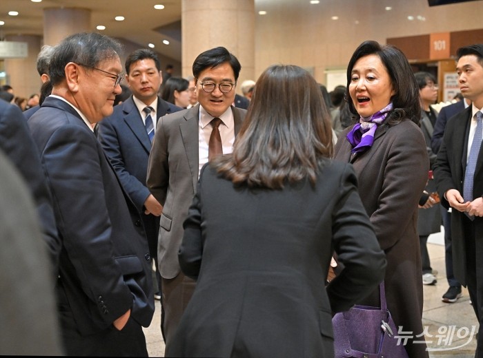 우원식 국회의장과 김태년 더불어민주당의원, 박영선 전 중소벤처기업부 장관이 25일 오후 서울 서초구 예술의전당 콘서트홀에서 열린 '아산 정주영 서거 25주기 추모 음악회: 이어지는 울림'중간 휴식 시간에 대화하고 있다. 사진=이수길 기자 Leo2004@newsway.co.kr
