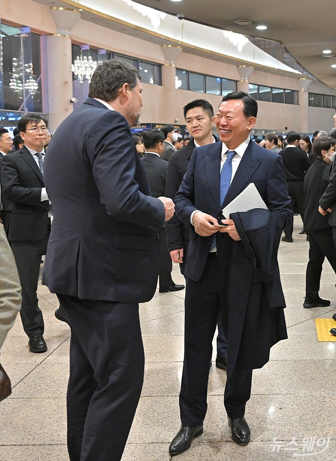 신동빈 롯데그룹 회장이 25일 오후 서울 서초구 예술의전당 콘서트홀에서 열린 '아산 정주영 서거 25주기 추모 음악회: 이어지는 울림'중간 휴식 시간에 참석자들과 대화하고 있다. 사진=이수길 기자 Leo2004@newsway.co.kr
