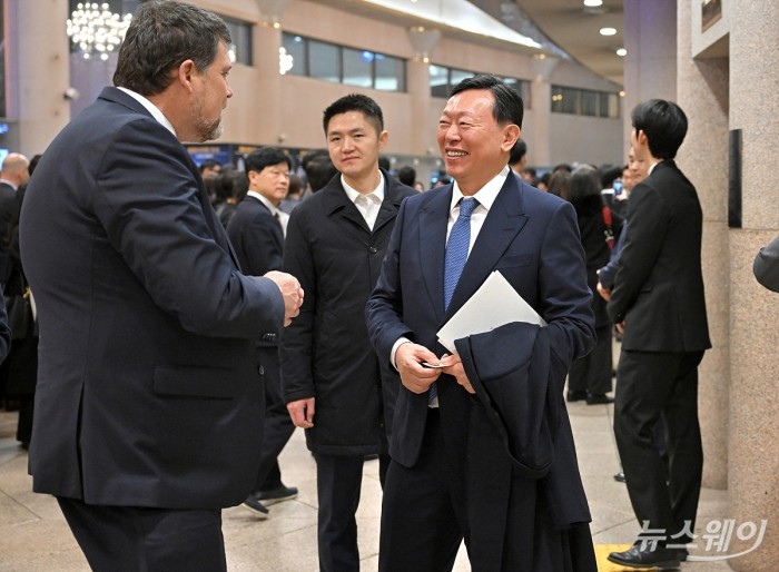 신동빈 롯데그룹 회장이 25일 오후 서울 서초구 예술의전당 콘서트홀에서 열린 '아산 정주영 서거 25주기 추모 음악회: 이어지는 울림'중간 휴식 시간에 참석자들과 대화하고 있다. 사진=이수길 기자 Leo2004@newsway.co.kr