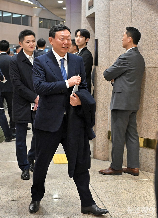 신동빈 롯데그룹 회장이 25일 오후 서울 서초구 예술의전당 콘서트홀에서 열린 '아산 정주영 서거 25주기 추모 음악회: 이어지는 울림'중간 휴식 시간을 마치고 공연장으로 들어서고 있다. 사진=이수길 기자 Leo2004@newsway.co.kr