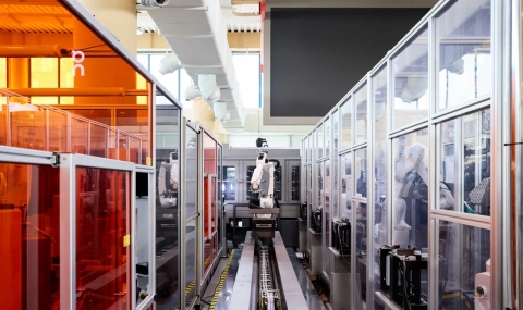 스포츠웨어 '온', 부산에 세계 2호 '로봇 신발공장'