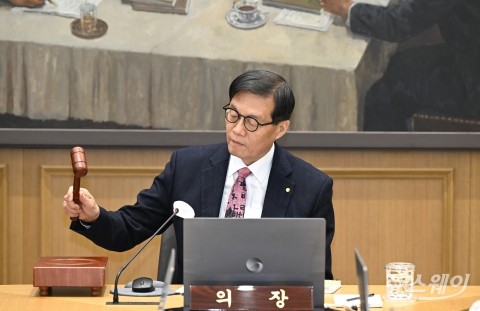 한은, 올해 성장률 1.8%→2.0% 상향···반도체 수출 호조 반영