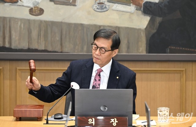 한은, 올해 성장률 1.8%→2.0% 상향···반도체 수출 호조 반영